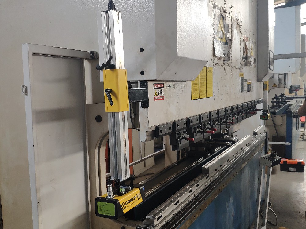 折弯机安全保护装置的介绍与应用