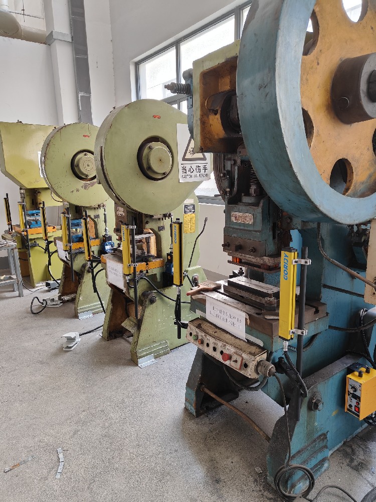 冲压安全防护装置有哪些？